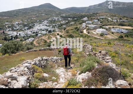 Randonnées à Paros - vue sur le beau village blanc de Lefkes dans les montagnes Banque D'Images