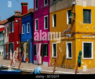 Burano, Italie - 25 juin 2025 : les maisons vibrantes le long du canal à Burano, Italie, se reflètent magnifiquement dans l'eau, créant une atmosphère visuelle étonnante Banque D'Images