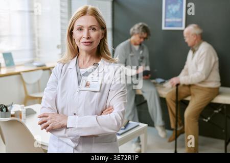 Portrait de médecin féminin d'âge moyen dans la clinique de soins seniors Banque D'Images