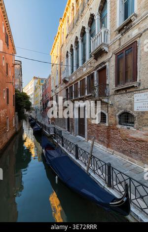 Canal avec gondoles, Venise, Vénétie, Italie Banque D'Images