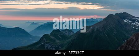Lever de soleil sur les alpes bernoises avec les montagnes Wildgaerst et Schwarzhorn au premier plan, Suisse Banque D'Images