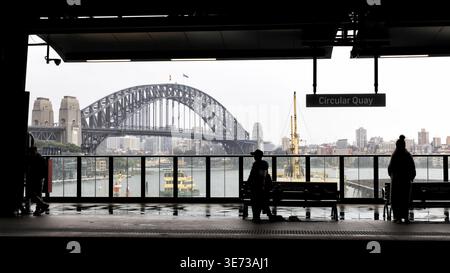 Harbour Bridge avec silhouette de passants. Sydney, Nouvelle-Galles du Sud, Australie. Banque D'Images