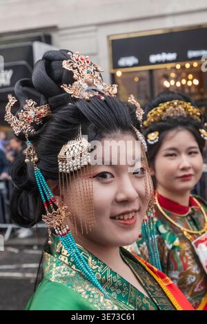 Angleterre, Londres, Festival du nouvel an chinois, Portrait d'une participante attirante vêtue d'un costume chinois traditionnel Banque D'Images