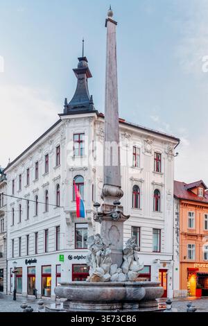 Fontaine Robba (fontaine des trois rivières carniolaises) sur la place Mestni trg dans le centre historique de Ljubljana, Slovénie Banque D'Images