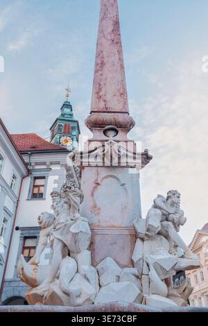 Statue baroque de la fontaine de Robba (fontaine des trois fleuves carniolais) avec la tour de la mairie de Ljubljana en arrière-plan, Ljubljana, Slovénie Banque D'Images