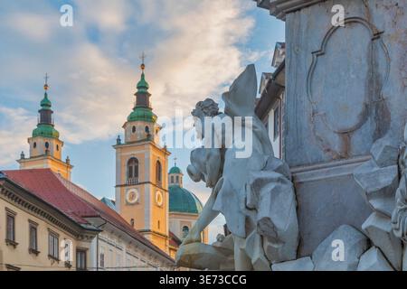Détail de la fontaine Robba (fontaine des trois fleuves carniolais) avec la cathédrale de Ljubljana en arrière-plan, Ljubljana, Slovénie Banque D'Images