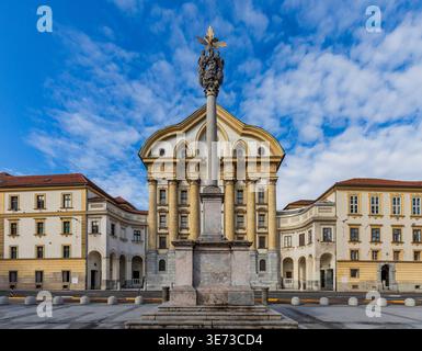 L'église ursuline de la Sainte Trinité (Ursulinska cerkev) et le monastère des Ursulines sur la cesta de Slovenska avec la colonne de la Sainte Trinité (Obélisque de la Sainte Trinité), en face de la place Kongresni trg à Ljubljana, Slovénie Banque D'Images