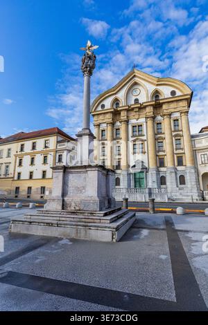 L'église ursuline de la Sainte Trinité (Ursulinska cerkev) et le monastère des Ursulines sur la cesta de Slovenska avec la colonne de la Sainte Trinité (Obélisque de la Sainte Trinité), en face de la place Kongresni trg à Ljubljana, Slovénie Banque D'Images