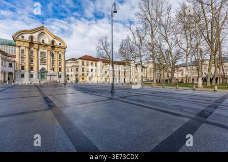 L'église ursuline de la Sainte Trinité (Ursulinska cerkev) et le monastère des Ursulines sur la cesta de Slovenska avec la colonne de la Sainte Trinité (Obélisque de la Sainte Trinité), en face de la place Kongresni trg à Ljubljana, Slovénie Banque D'Images