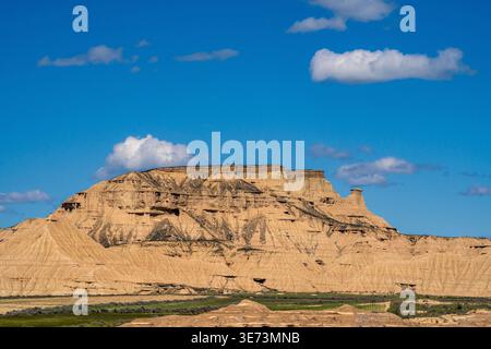 Une vue spectaculaire sur Bardenas Reales en Navarre comprend l'imposant massif de Piskerra. Des murs d'argile et de grès érodés se dressent sous un ciel bleu vif Banque D'Images