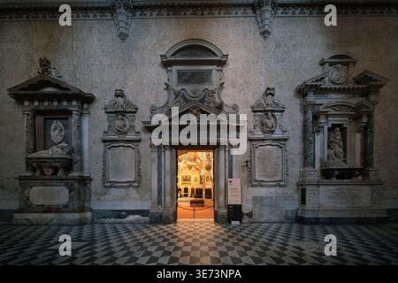 Entrée à la Basilica di Santa Restituta, église de style gothique annexée à la Cathédrale de Naples, en Italie Banque D'Images