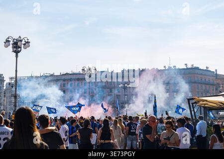 Fans de football exubérants célébrant avec des bombes fumigènes sur la Piazza del Duomo de Milan, Milan, Italie, Europe Banque D'Images