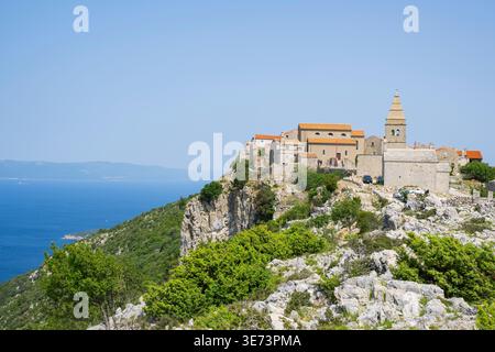 Petit village de pêcheurs (Lubenice) construit sur les rochers au-dessus de la mer avec une vue sur la mer par une journée ensoleillée sur l'île de Cres, Croatie Banque D'Images