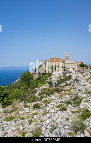 Petit village de pêcheurs (Lubenice) construit sur les rochers au-dessus de la mer avec une vue sur la mer par une journée ensoleillée sur l'île de Cres, Croatie Banque D'Images