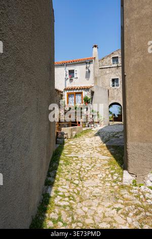 Petit village de pêcheurs (Lubenice) construit sur les rochers au-dessus de la mer avec une vue sur la mer par une journée ensoleillée sur l'île de Cres, Croatie Banque D'Images