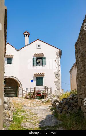 Petit village de pêcheurs (Lubenice) construit sur les rochers au-dessus de la mer avec une vue sur la mer par une journée ensoleillée sur l'île de Cres, Croatie Banque D'Images