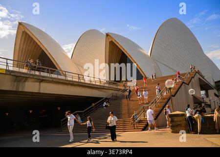 Touristes visitant l'Opéra de Sydney par une journée ensoleillée, Sydney, Australie Banque D'Images