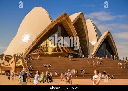 Touristes visitant l'Opéra de Sydney par une journée ensoleillée, Sydney, Australie Banque D'Images