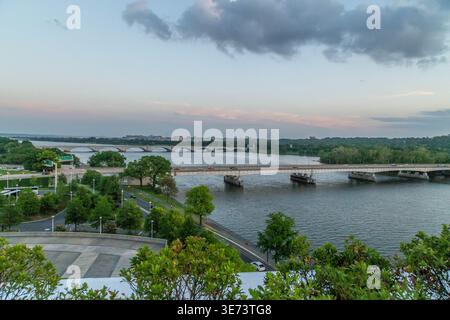 Vue surélevée du pont Theodore Roosevelt traversant le fleuve Potomac au crépuscule, Washington D.C. Banque D'Images