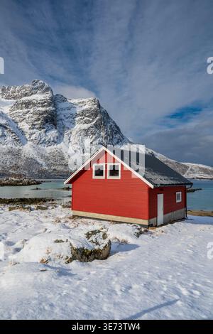Hangar à bateaux traditionnel en bois, plage de Grotfjord, Kvaloya, Troms, Norvège Banque D'Images