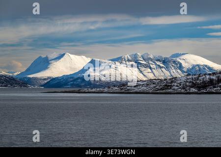 Vue panoramique sur la côte de l'île de Kvaloya en hiver, Troms, Norvège Banque D'Images