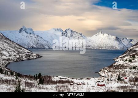 Vue panoramique hivernale de Bergsfjorden, Senya Island, Troms, Norvège Banque D'Images