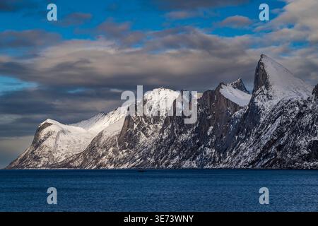 Vue panoramique hivernale de Bergsfjorden, Senya Island, Troms, Norvège Banque D'Images