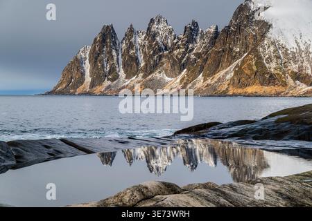Sommets de l'Okshornan vus de Tungeneset, Senya Island, Troms, Norvège Banque D'Images