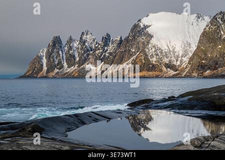 Sommets de l'Okshornan vus de Tungeneset, Senya Island, Troms, Norvège Banque D'Images