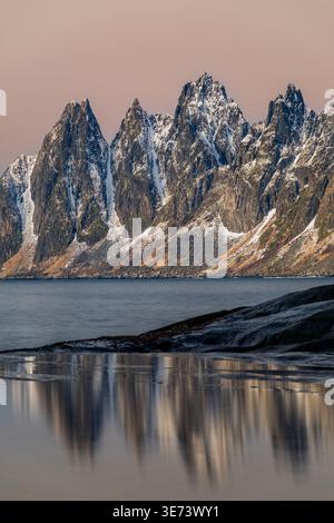 Sommets de l'Okshornan vus de Tungeneset, Senya Island, Troms, Norvège Banque D'Images