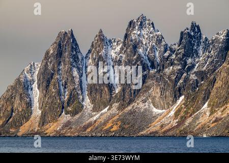 Sommets de l'Okshornan vus de Tungeneset, Senya Island, Troms, Norvège Banque D'Images