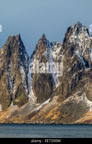 Sommets de l'Okshornan vus de Tungeneset, Senya Island, Troms, Norvège Banque D'Images