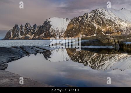 Sommets de l'Okshornan vus de Tungeneset, Senya Island, Troms, Norvège Banque D'Images