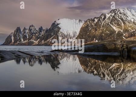 Sommets de l'Okshornan vus de Tungeneset, Senya Island, Troms, Norvège Banque D'Images