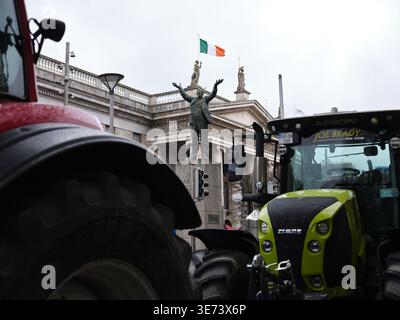 Des tracteurs stationnés sur O'Connell Street à Dublin alors que les manifestants prennent part à une journée de manifestation nationale sur le carburant dans la ville de Dublin, en Irlande. Banque D'Images