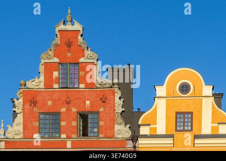 Façades de maison colorées à Stortorget dans la vieille ville (Gamla stan) de Stockholm, capitale de la Suède, province de Stockholm Banque D'Images