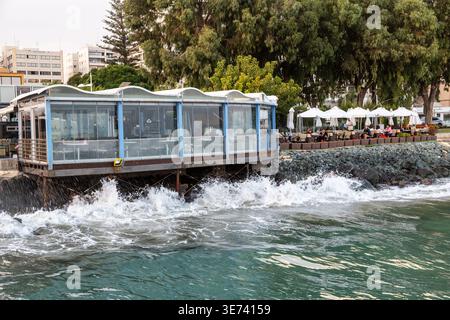 Sur le front de mer à Limassol, bars et petits restaurants. Banque D'Images