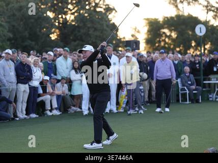 Augusta, États-Unis. 9 avril 2026. Le joueur honoraire Gary d'Afrique du Sud frappe le premier tee inaugurant le tournoi de golf Masters 2026 à Augusta National Golf Club, à Augusta, aux États-Unis, le 9 avril 2026. Crédit : Wu Xiaoling/Xinhua/Alamy Live News Banque D'Images