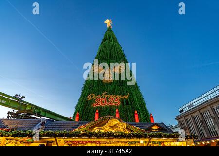 Le grand arbre de Noël au marché de Noël de Dortmund au crépuscule, Dortmund, Rhénanie du Nord-Westphalie, Allemagne, Europe Banque D'Images