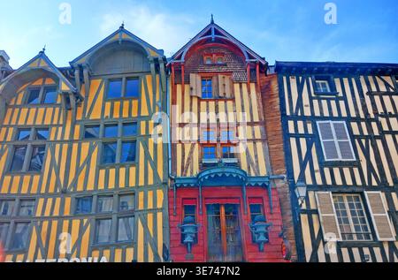 Façades de maisons traditionnelles à ossature de bois, typiques de la Champagne, dans la rue 'rue Emile Zola', Troyes, France Banque D'Images