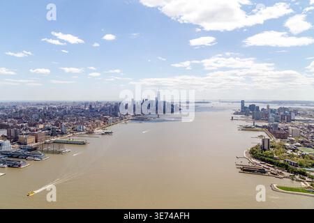 Vue aérienne vers le sud le long de l'Hudson River vers Lower Manhattan, One World Trade Center et le front de mer de Jersey City par temps clair Banque D'Images