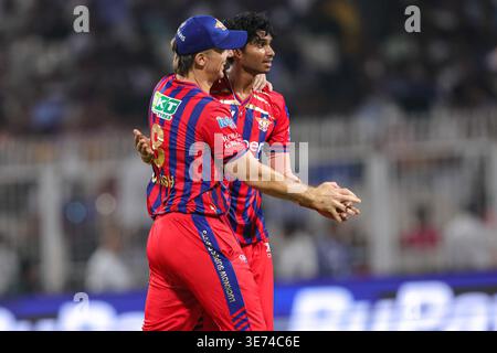 Kolkata, Inde - 9 avril : Manimaran Siddharth de Lucknow Super Giants avec Mitchell Marsh de Lucknow Super Giants lors du match de premier League entre Kolkata Knight Riders et Lucknow Super Giants au stade de cricket d'Eden Gardens, le 9 avril 2026 photo de Shubhajit Roy Karmakar/Alamy Live News Banque D'Images