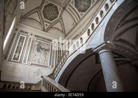 Grand escalier, monastère bénédictin, qui abrite le Département des sciences humaines de l'Université de Catane, Catane, Sicile, Italie Banque D'Images