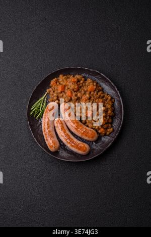 Ragoût de lentilles, carottes et tomates avec saucisses, un plat européen. Lentilles avec des saucisses comme fond de nourriture pour votre conception Banque D'Images