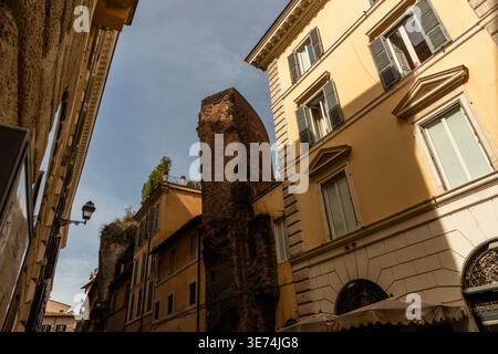 Pittoresque vieille rue vista au printemps, Rome, Italie Banque D'Images