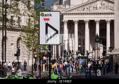 Les piétons traversent Bank dans la City de Londres, le quartier financier de la capitale, le 8 avril 2026, à Londres, en Angleterre. Banque D'Images