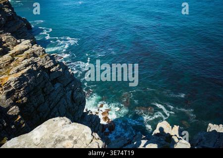 Scène côtière vivante. Paysage océanique dynamique avec des vagues. Vue imprenable sur la côte accidentée et les vagues puissantes Banque D'Images