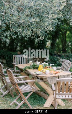 Repas en plein air avec fruits frais. Repas décontracté du matin à l'extérieur dans une ambiance joyeuse Banque D'Images