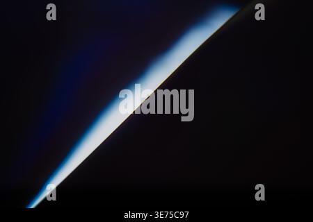 Strie lumineuse diagonale minimaliste sur fond bleu foncé avec espace de copie Banque D'Images