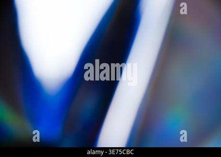 Fond abstrait métallique foncé avec des reflets de lumière blanche vifs Banque D'Images